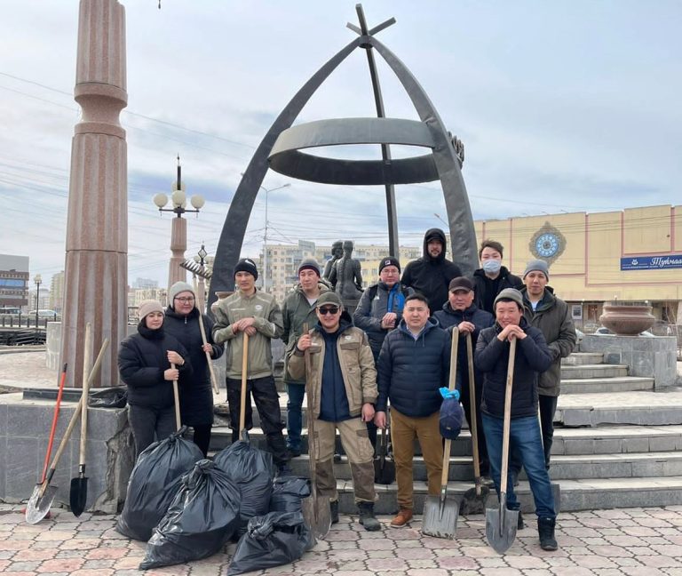 Работники филиала «Коммунтеплосбыт» ГУП «ЖКХ РС (Я)» провели уборку территории возле памятника Дежневу и Абакаяде