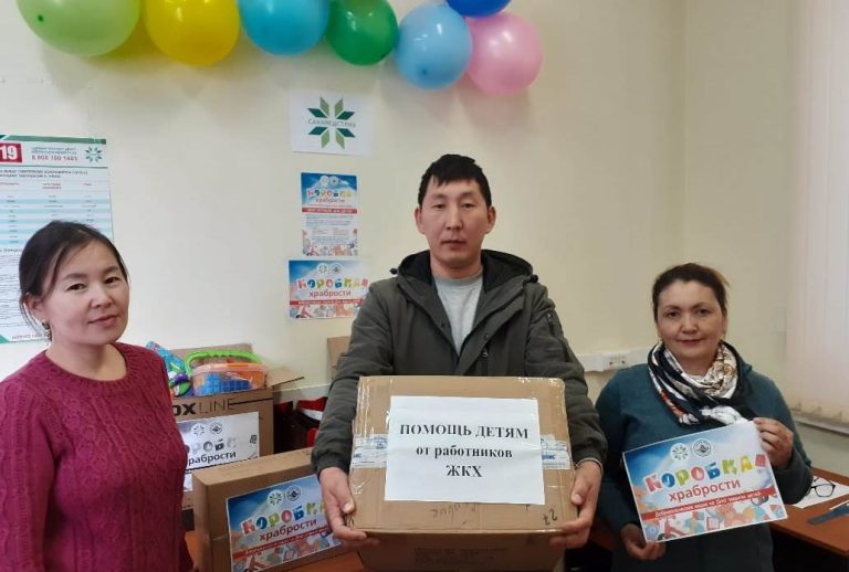 Коллектив Чурапчинского ЖКХ подарил детям игрушки