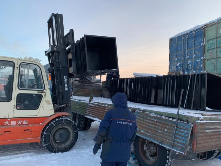 ГУП «ЖКХ РС (Я)» направило в Момский район новые контейнеры для сбора мусора