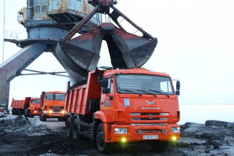 Нижнеколымские коммунальщики завозят уголь в Походск