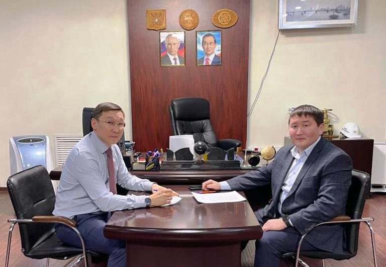 Виталий Чикачев провел рабочую встречу с главой Томпонского района