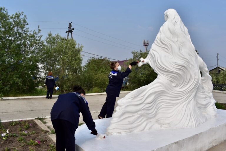 В День реки Лены работники Олекминского филиала ГУП «ЖКХ РС (Я)» облагородили памятник «Красавица Лена»