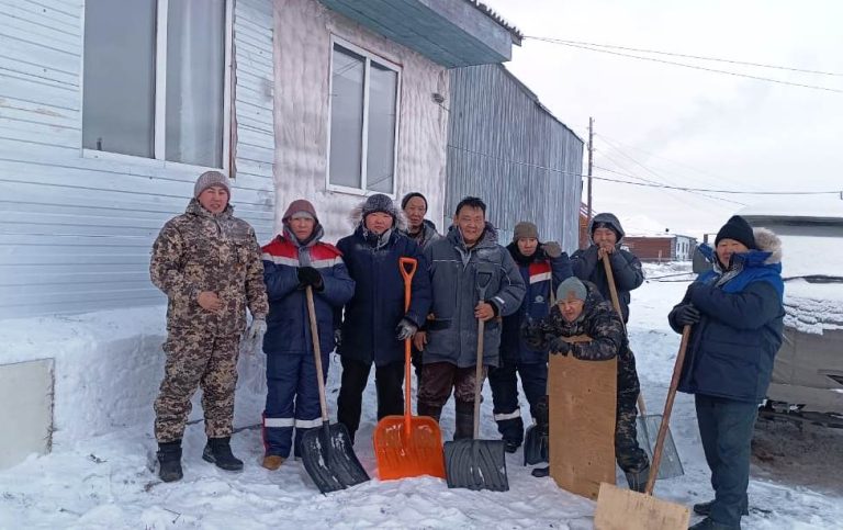 Работники Эвено-Бытантайского ЖКХ помогли подготовиться к зиме семье мобилизованного коллеги