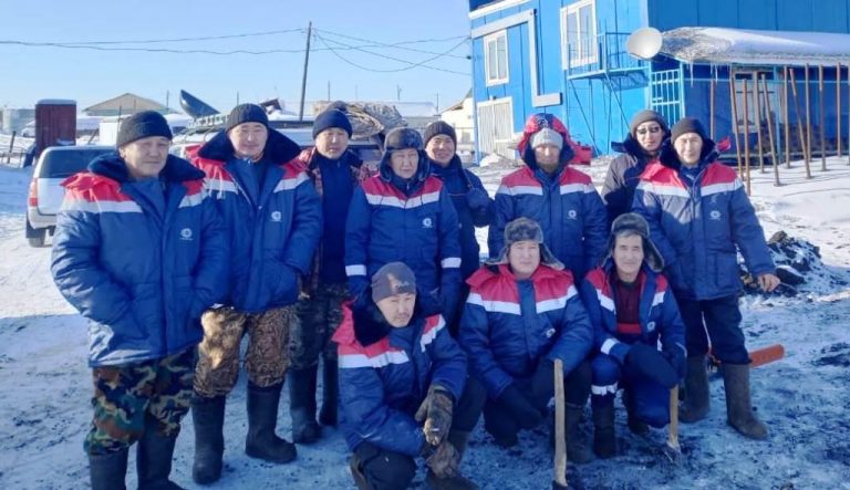 Работники Сунтарского ЖКХ помогли пенсионерам в заготовке льда