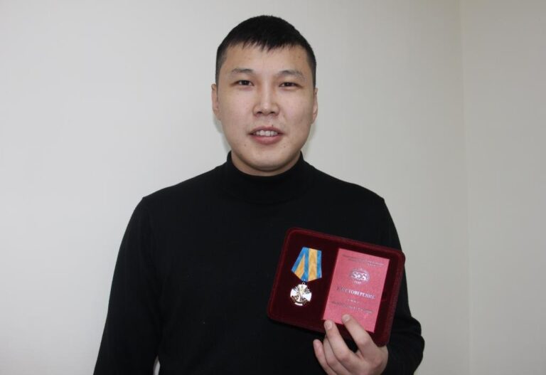 Награда нашла своего героя: За спасение детей якутянин получил награду