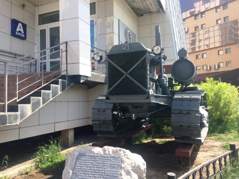 Памятник легендарному трактору «Сталинец — 60» установлен в Якутске