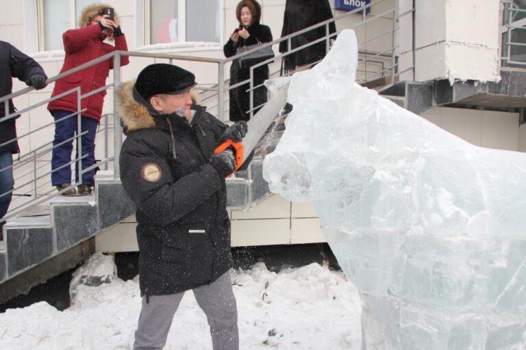 «Быку зимы» в Якутске отпилили первый рог