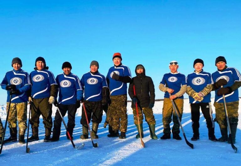 Среднеколымские коммунальщики – призеры чемпионата по дворовому хоккею