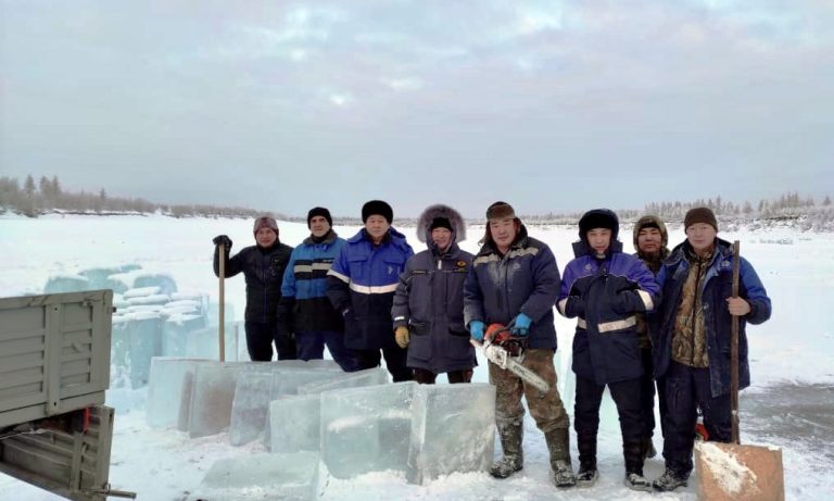 Коллектив Верхоянского ЖКХ помог землякам заготовкой льда