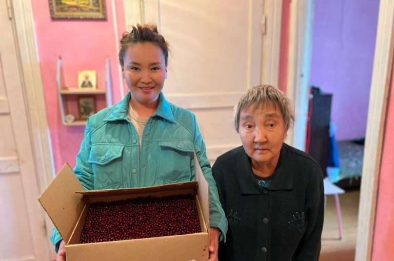 Работники Вилюйского ЖКХ собрали ягоды для ветерана