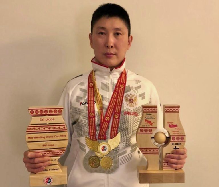 Дмитрий Неустроев из Амги завоевал золото на Кубке мира по мас-рестлингу