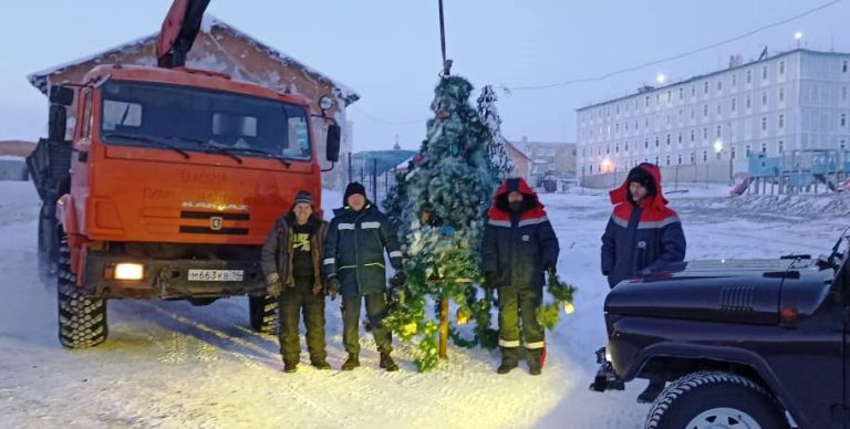 Благодаря работникам Булунского ЖКХ в Тикси-3 появилась новогодняя елка
