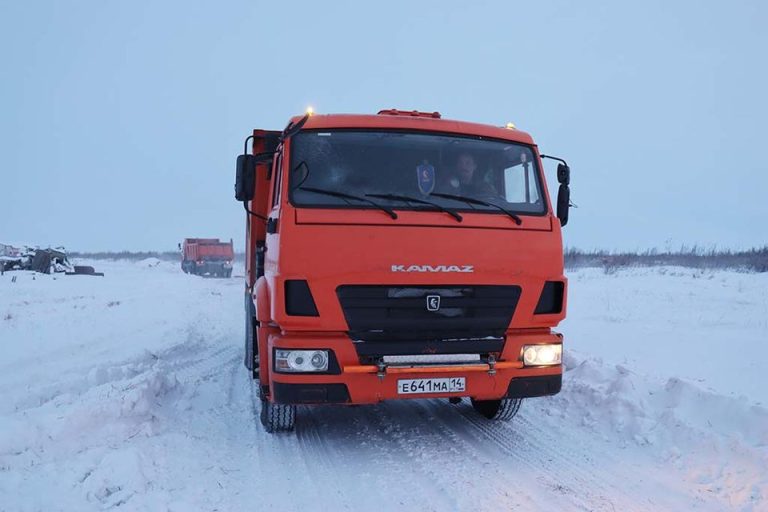 В Нижнеколымском районе идет завоз топлива в село Походск