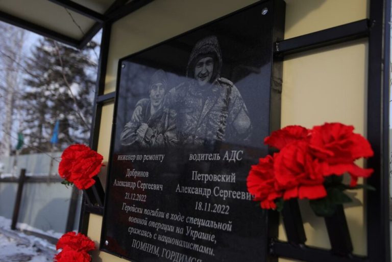 В Олекминском ЖКХ открыли мемориал, посвященный погибшим в СВО работникам
