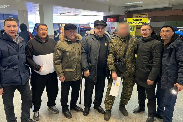 В аэропорту Якутска встретили вернувшегося из зоны проведения СВО работника ГУП ЖКХ РС (Я)