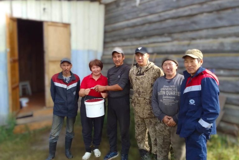 Работники ГУП «ЖКХ РС(Я)» преподнесли дары природы ветеранам и семье участника СВО