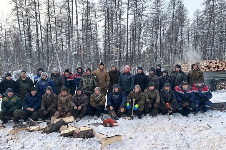 Работники Амгинского ЖКХ помогли семьям СВО с заготовкой дров