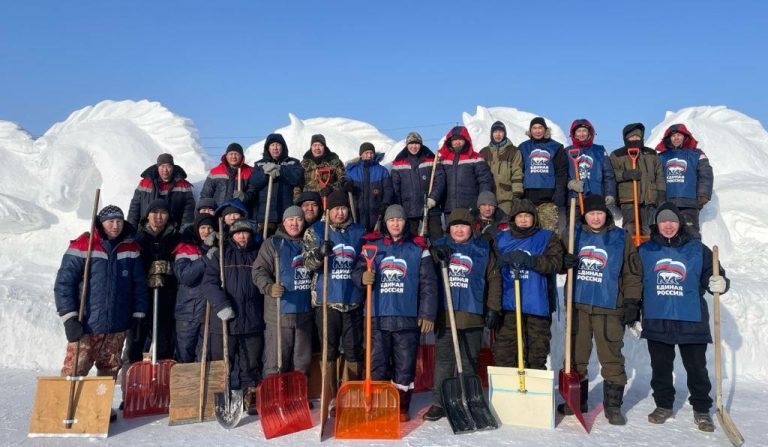 Работники Мегино-Кангаласского ЖКХ подготовили площадку под снежный парк