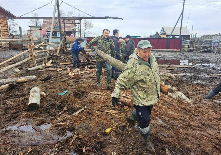 Работники ГУП «ЖКХ РС(Я)» помогают восстанавливать пострадавшие от паводка села
