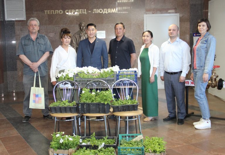 Коллектив ГУП «ЖКХ РС(Я)» организовал цветочную акцию