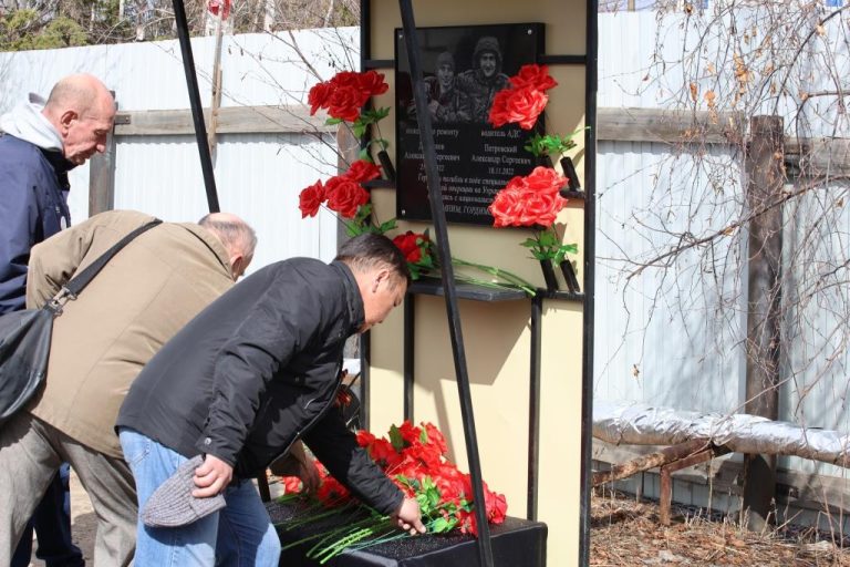 Работники Олекминского ЖКХ почтили память погибших героев СВО
