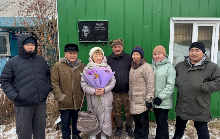 В Оленьке открыли мемориальную доску памяти ветерана ЖКХ Игоря Иванова
