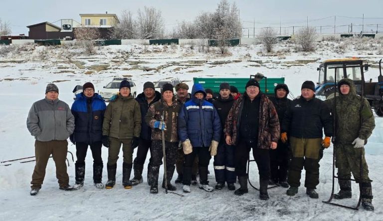 Коллектив Оленекского ЖКХ помог землякам подготовиться к зиме