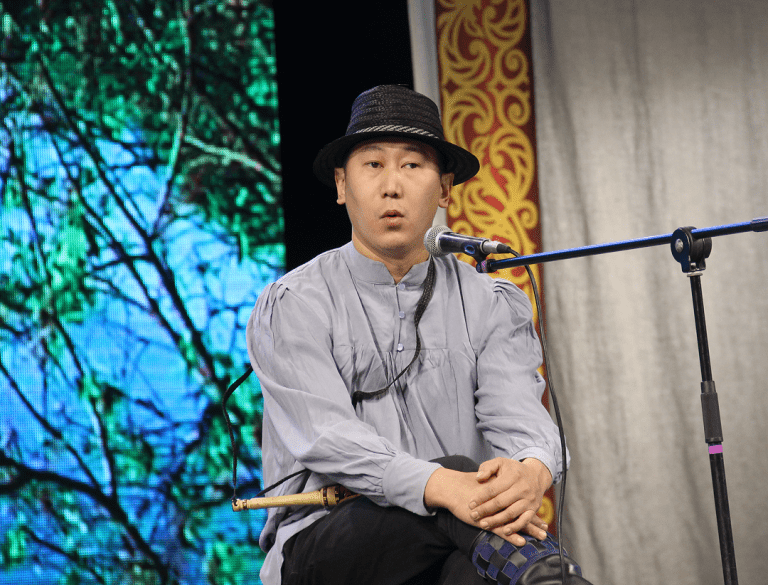 Олонхосут из Таттинского ЖКХ Илья Наумов