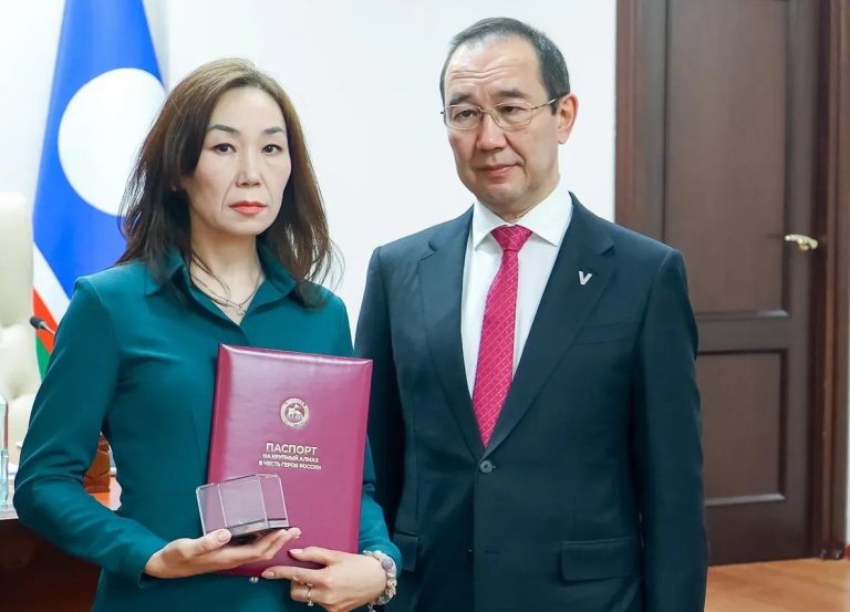 Глава Якутии вручил вдове Героя России Дмитрия Егорова копию именного алмаза