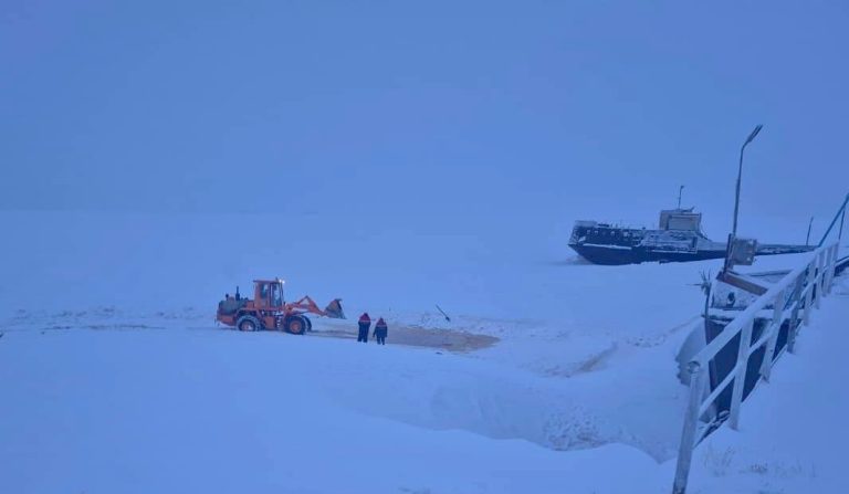 В поселке Тикси принимаются оперативные меры по ликвидации последствий разлива топлива на нефтебазе