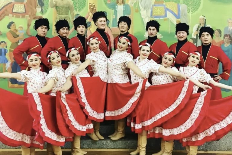 Работников Вилюйского ЖКХ объединила любовь к танцу