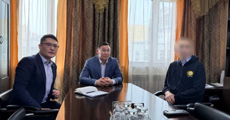 Виталий Чикачев встретился с участником СВО из Хангаласского ЖКХ