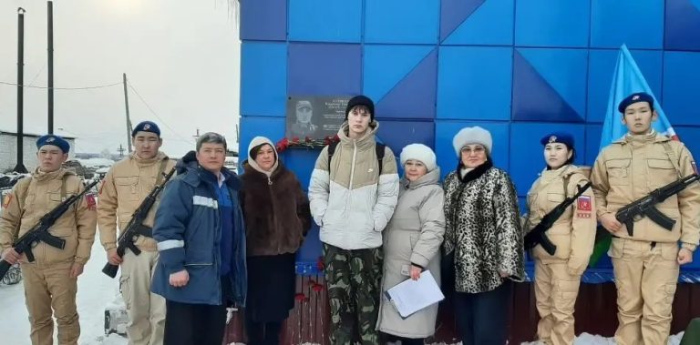 В Амге увековечили память павшего бойца СВО Владимира Корякина