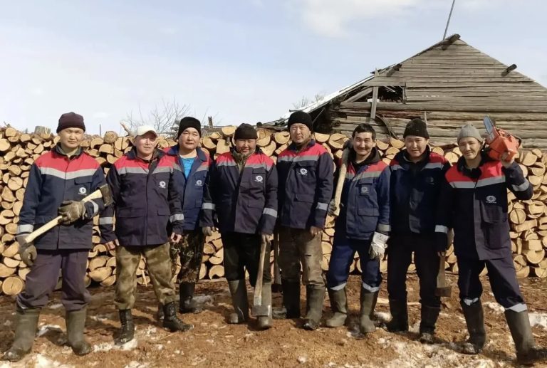 Работники Олекминского ЖКХ оказали помощь семье участника СВО