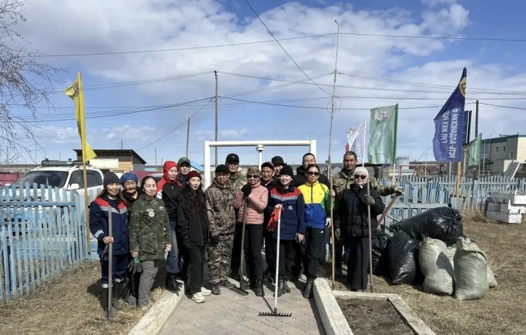 Работники Усть-Алданского ЖКХ собрали десятки мешков мусора