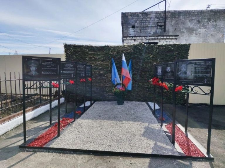В Хандыге открыли аллею памяти работников Томпонского ЖКХ, погибших на СВО